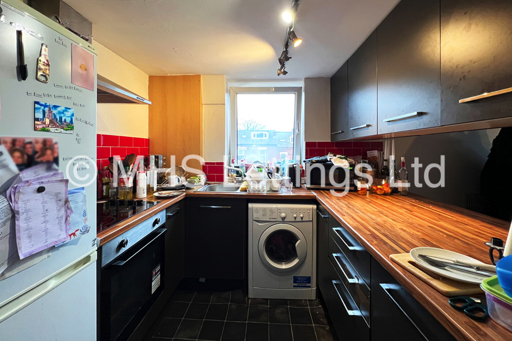 Photo of 4 Bedroom Flat in Flat 2, 16 Ash Grove, Leeds, LS6 1AY