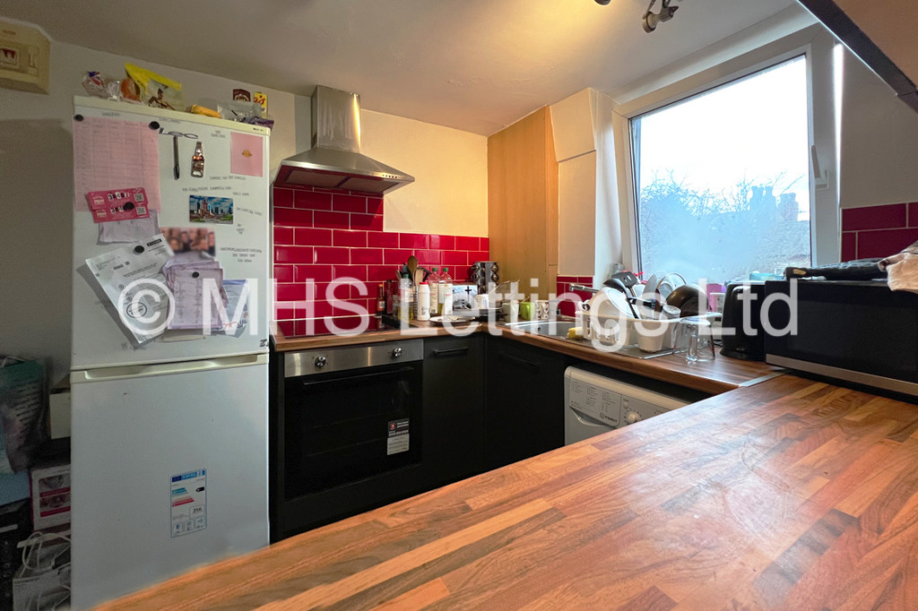 Photo of 4 Bedroom Flat in Flat 2, 16 Ash Grove, Leeds, LS6 1AY