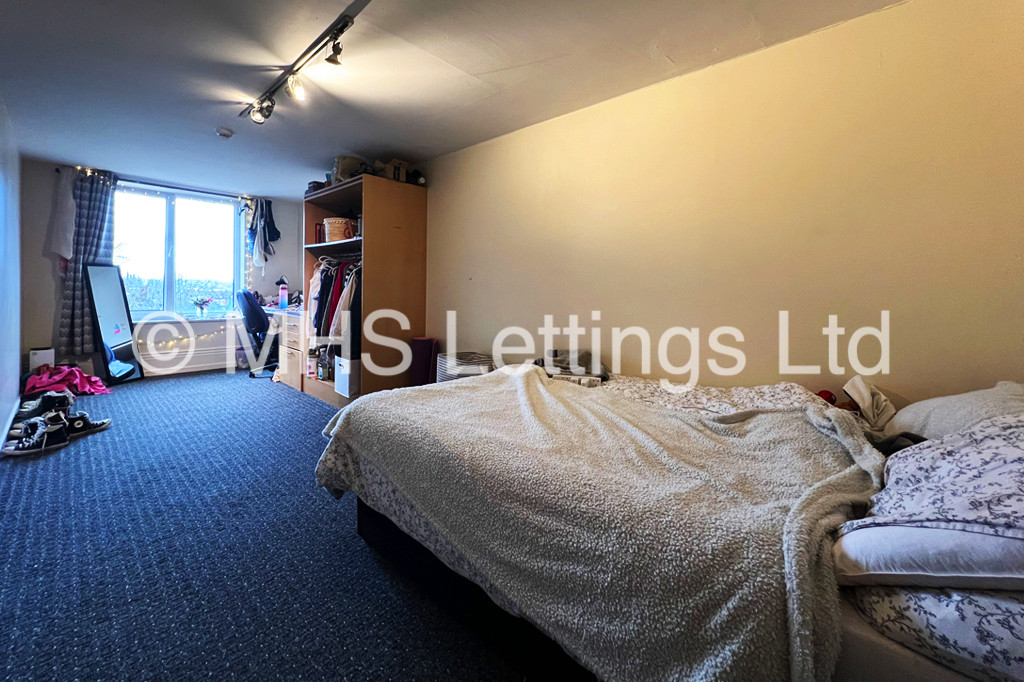 Photo of 4 Bedroom Flat in Flat 2, 16 Ash Grove, Leeds, LS6 1AY