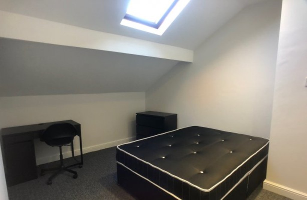 Photo of 5 Bedroom End Terraced House in 28 Bennett Road, Leeds, LS6 3HN