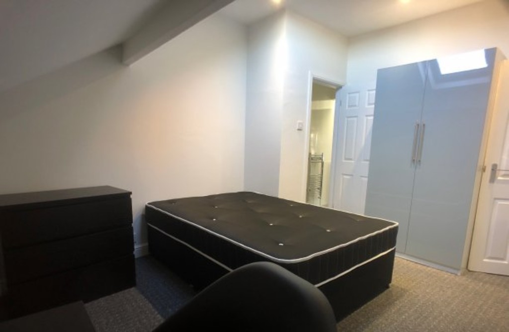 Photo of 5 Bedroom End Terraced House in 28 Bennett Road, Leeds, LS6 3HN