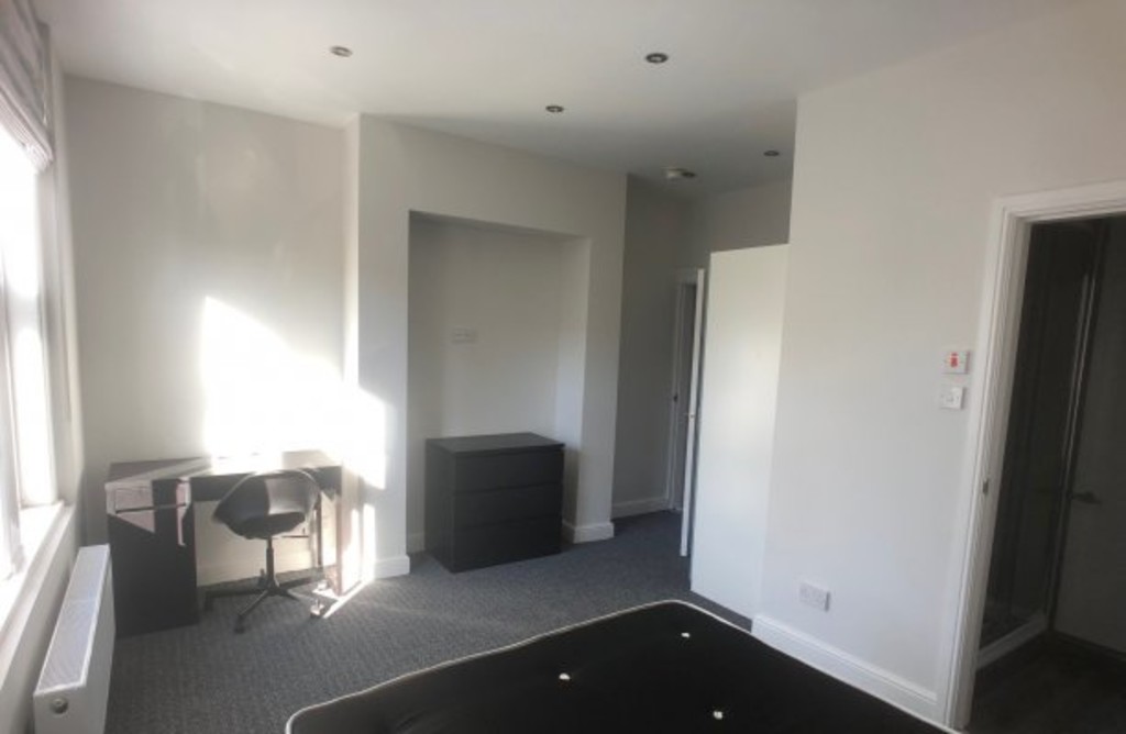 Photo of 5 Bedroom End Terraced House in 28 Bennett Road, Leeds, LS6 3HN