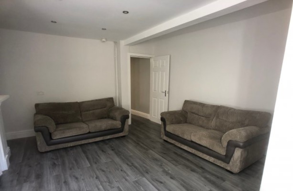 Photo of 5 Bedroom End Terraced House in 28 Bennett Road, Leeds, LS6 3HN