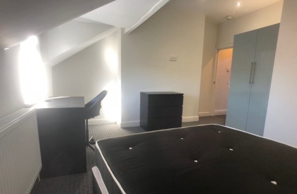Photo of 5 Bedroom End Terraced House in 28 Bennett Road, Leeds, LS6 3HN