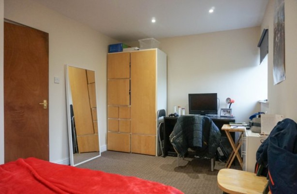Photo of 5 Bedroom Flat in Flat 1, Headingley House, Leeds, LS6 3HD