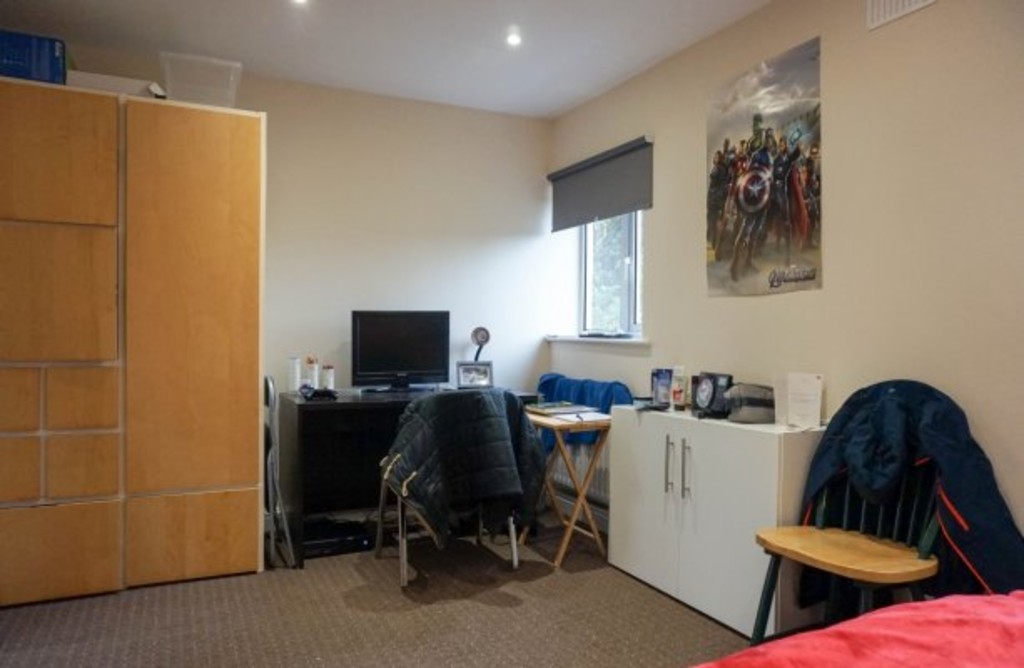 Photo of 5 Bedroom Flat in Flat 1, Headingley House, Leeds, LS6 3HD