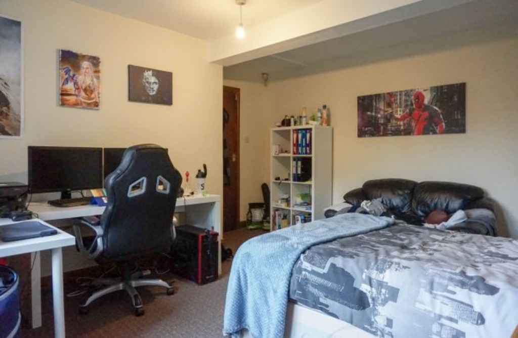Photo of 5 Bedroom Flat in Flat 1, Headingley House, Leeds, LS6 3HD