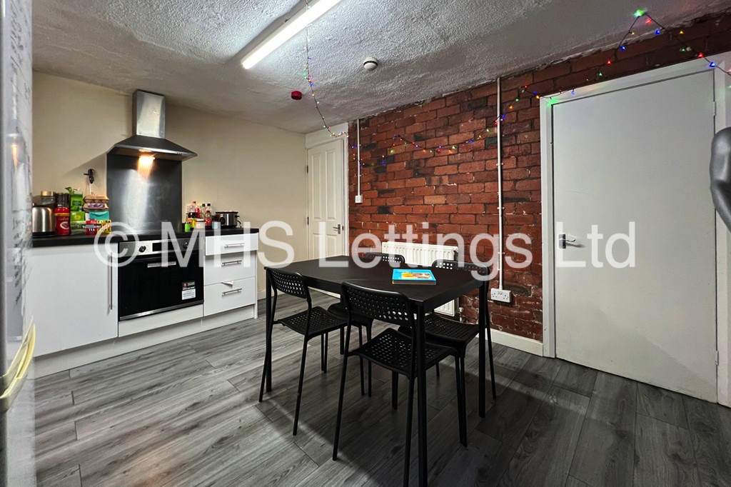 Photo of 5 Bedroom Mid Terraced House in 41 Headingley Mount, Leeds, LS6 3EW