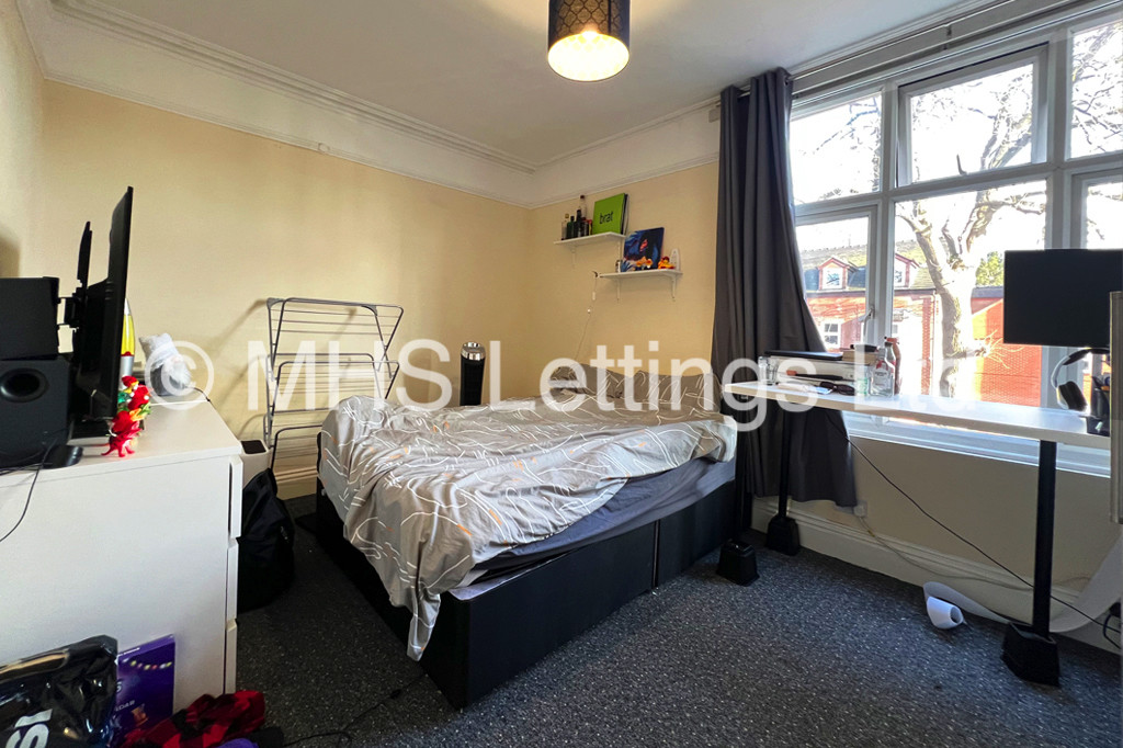 Photo of 5 Bedroom Mid Terraced House in 41 Headingley Mount, Leeds, LS6 3EW