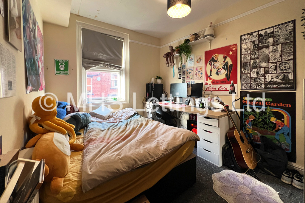 Photo of 5 Bedroom Mid Terraced House in 41 Headingley Mount, Leeds, LS6 3EW
