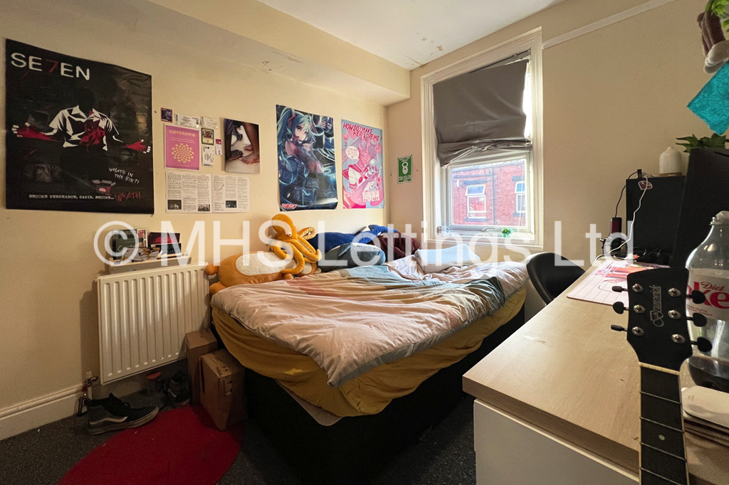 Photo of 5 Bedroom Mid Terraced House in 41 Headingley Mount, Leeds, LS6 3EW