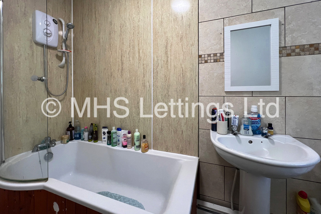 Photo of 5 Bedroom Mid Terraced House in 41 Headingley Mount, Leeds, LS6 3EW