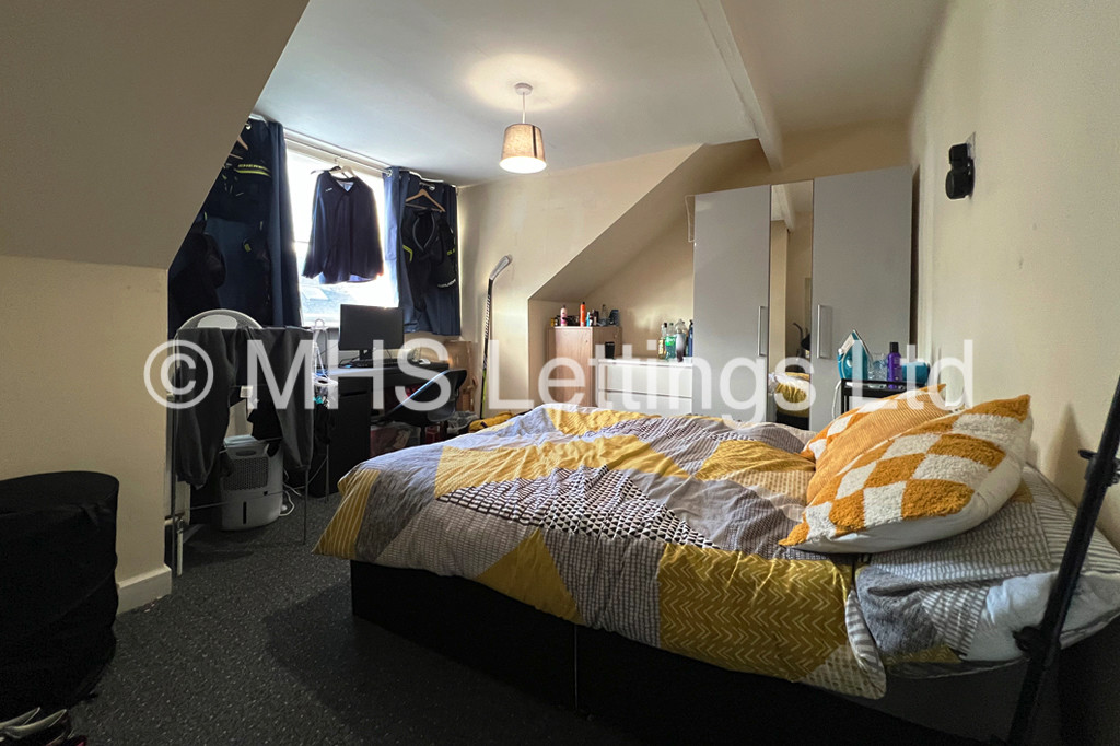 Photo of 5 Bedroom Mid Terraced House in 41 Headingley Mount, Leeds, LS6 3EW