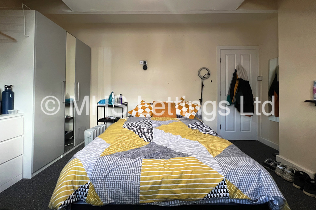Photo of 5 Bedroom Mid Terraced House in 41 Headingley Mount, Leeds, LS6 3EW