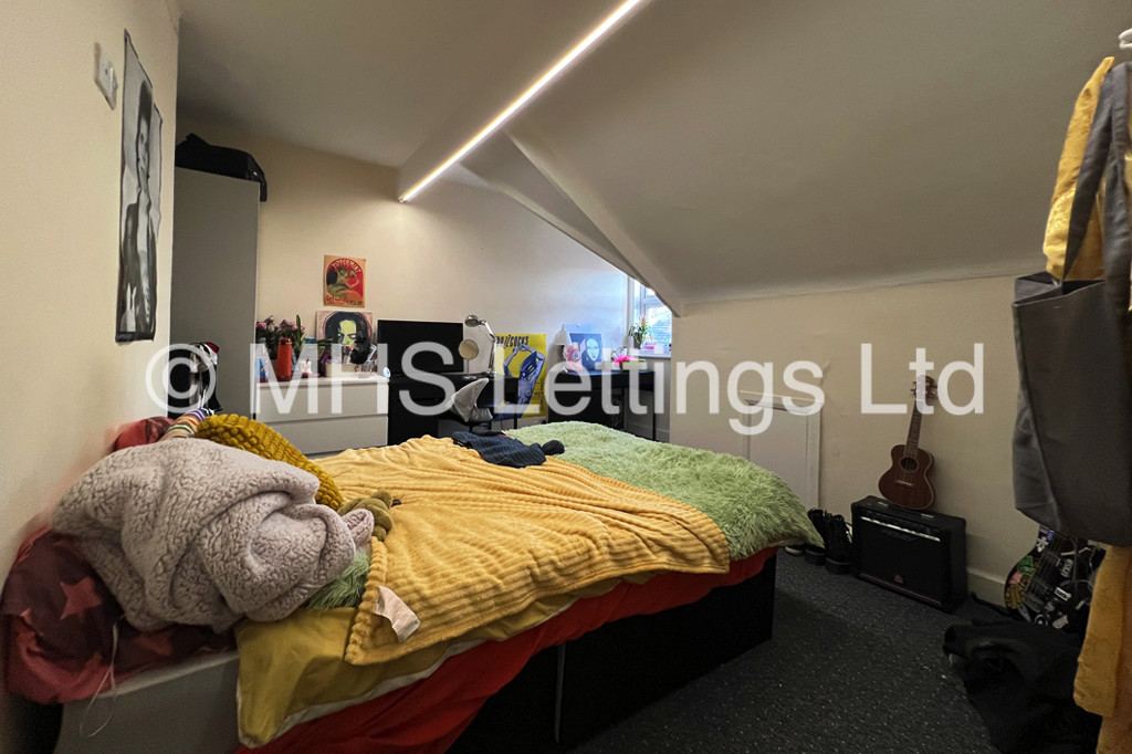 Photo of 5 Bedroom Mid Terraced House in 41 Headingley Mount, Leeds, LS6 3EW