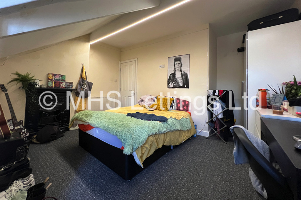 Photo of 5 Bedroom Mid Terraced House in 41 Headingley Mount, Leeds, LS6 3EW