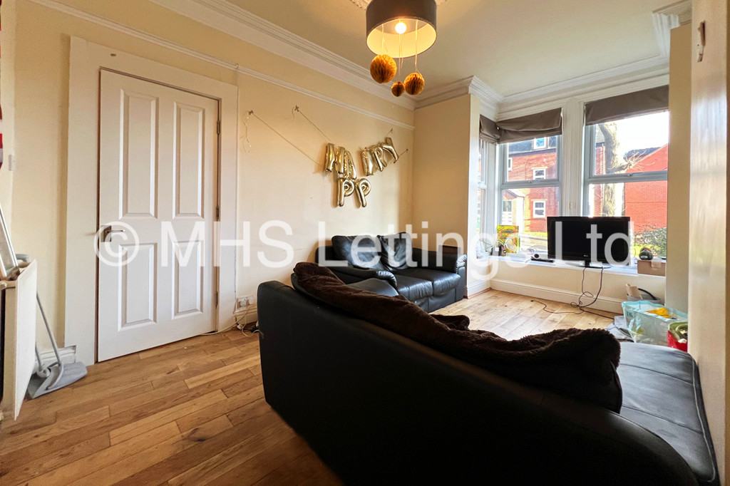 Photo of 5 Bedroom Mid Terraced House in 41 Headingley Mount, Leeds, LS6 3EW