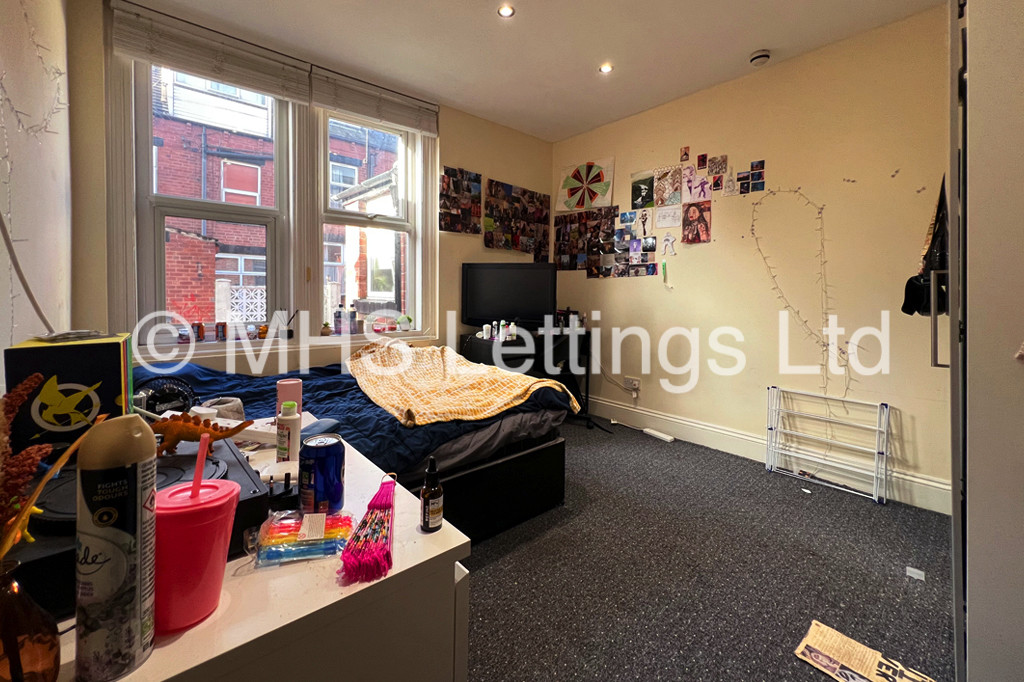 Photo of 5 Bedroom Mid Terraced House in 41 Headingley Mount, Leeds, LS6 3EW