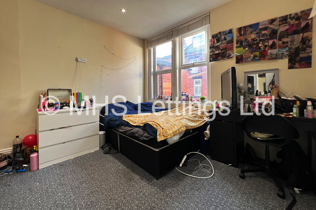 Photo of 5 Bedroom Mid Terraced House in 41 Headingley Mount, Leeds, LS6 3EW