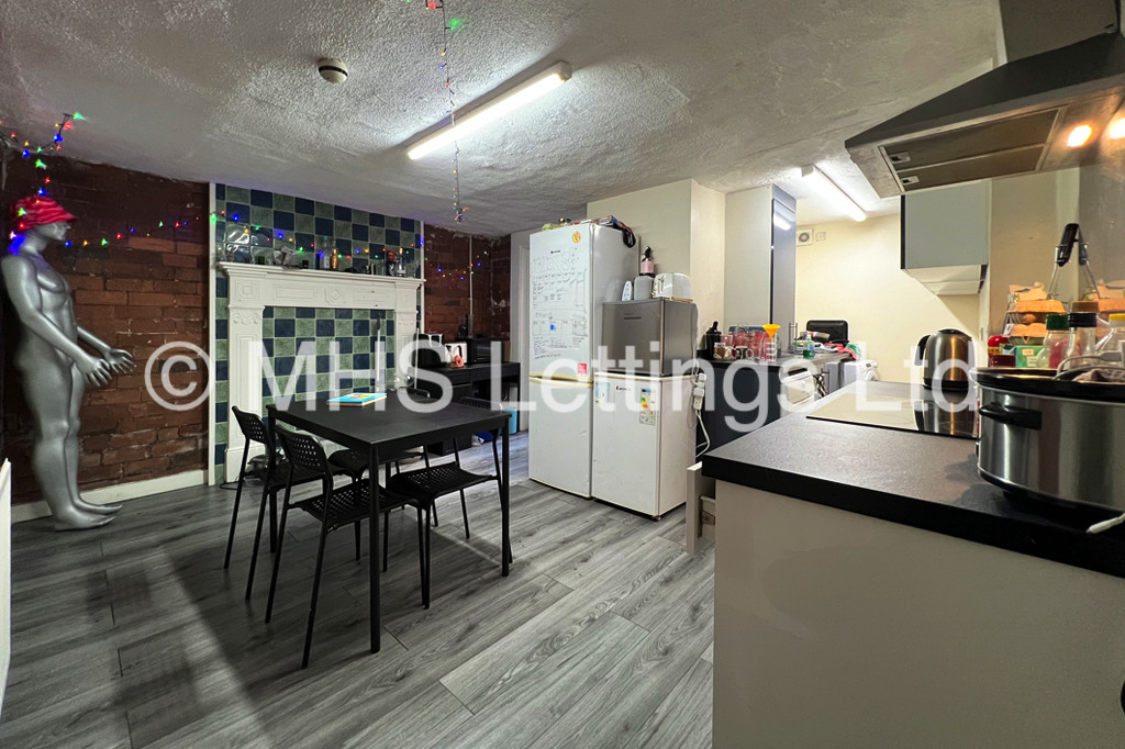 Photo of 5 Bedroom Mid Terraced House in 41 Headingley Mount, Leeds, LS6 3EW