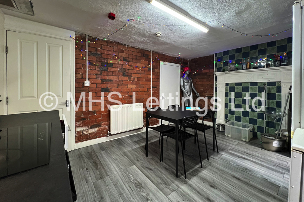 Photo of 5 Bedroom Mid Terraced House in 41 Headingley Mount, Leeds, LS6 3EW