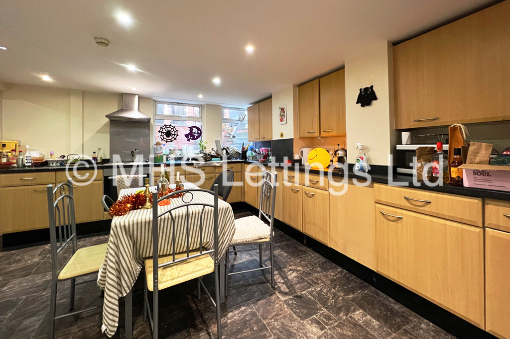 Photo of 6 Bedroom Mid Terraced House in 17 Headingley Mount, Leeds, LS6 3EW