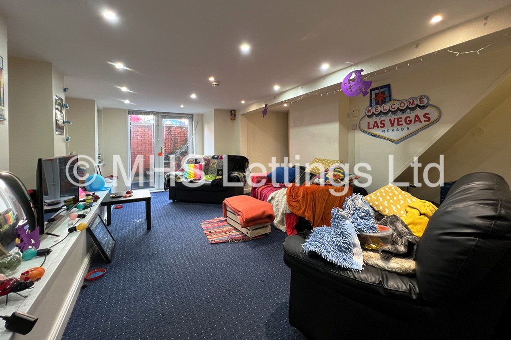 Photo of 6 Bedroom Mid Terraced House in 17 Headingley Mount, Leeds, LS6 3EW