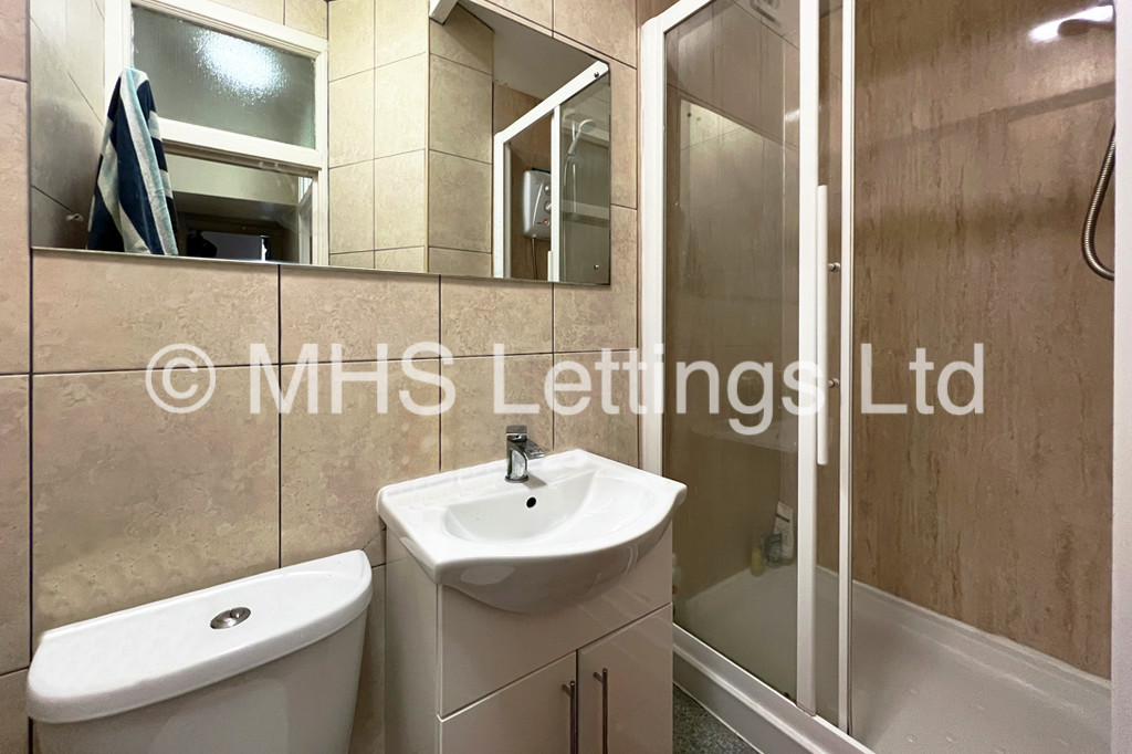 Photo of 6 Bedroom Mid Terraced House in 17 Headingley Mount, Leeds, LS6 3EW