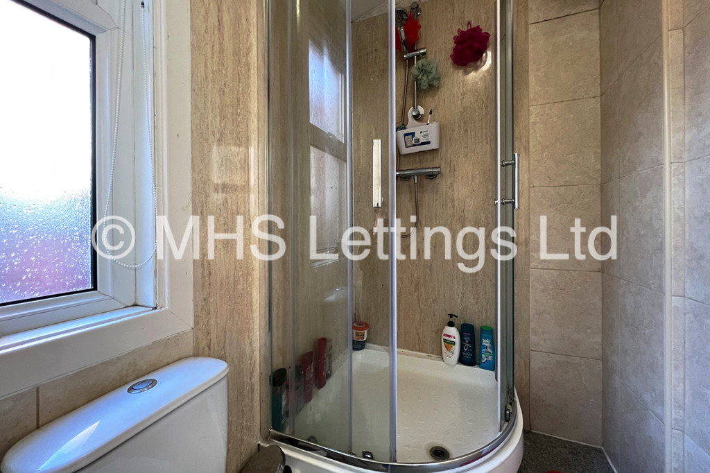 Photo of 6 Bedroom Mid Terraced House in 17 Headingley Mount, Leeds, LS6 3EW