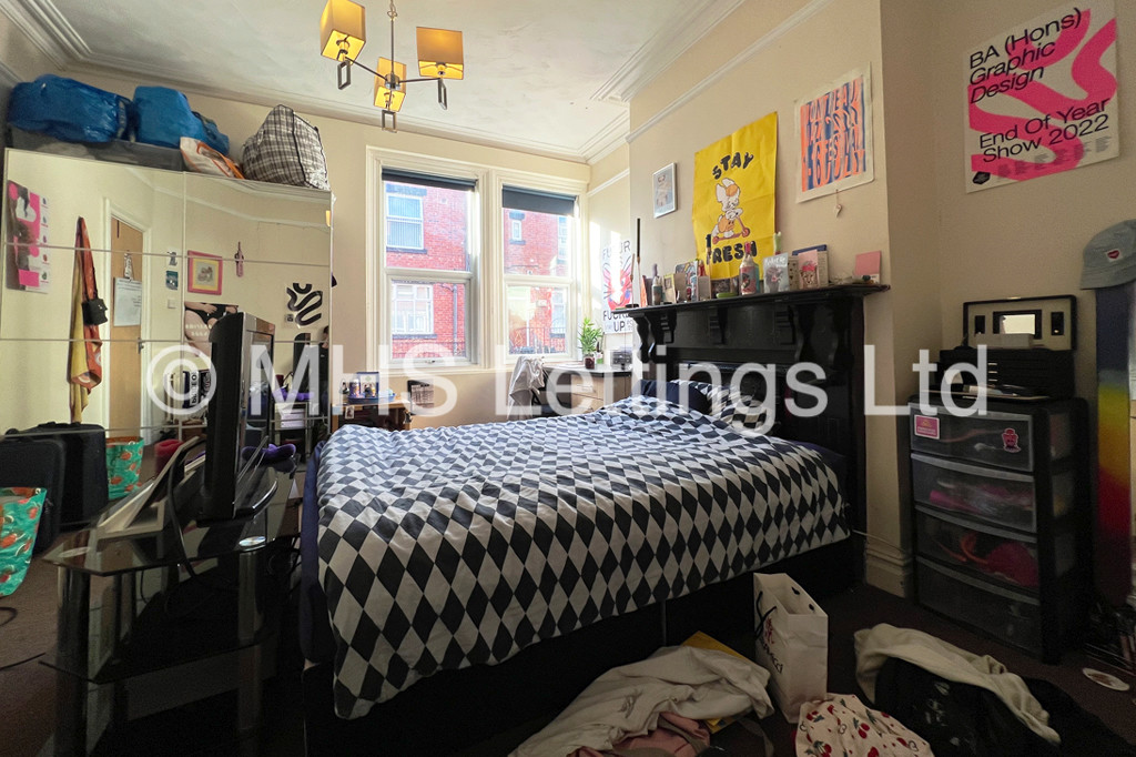 Photo of 6 Bedroom Mid Terraced House in 17 Headingley Mount, Leeds, LS6 3EW