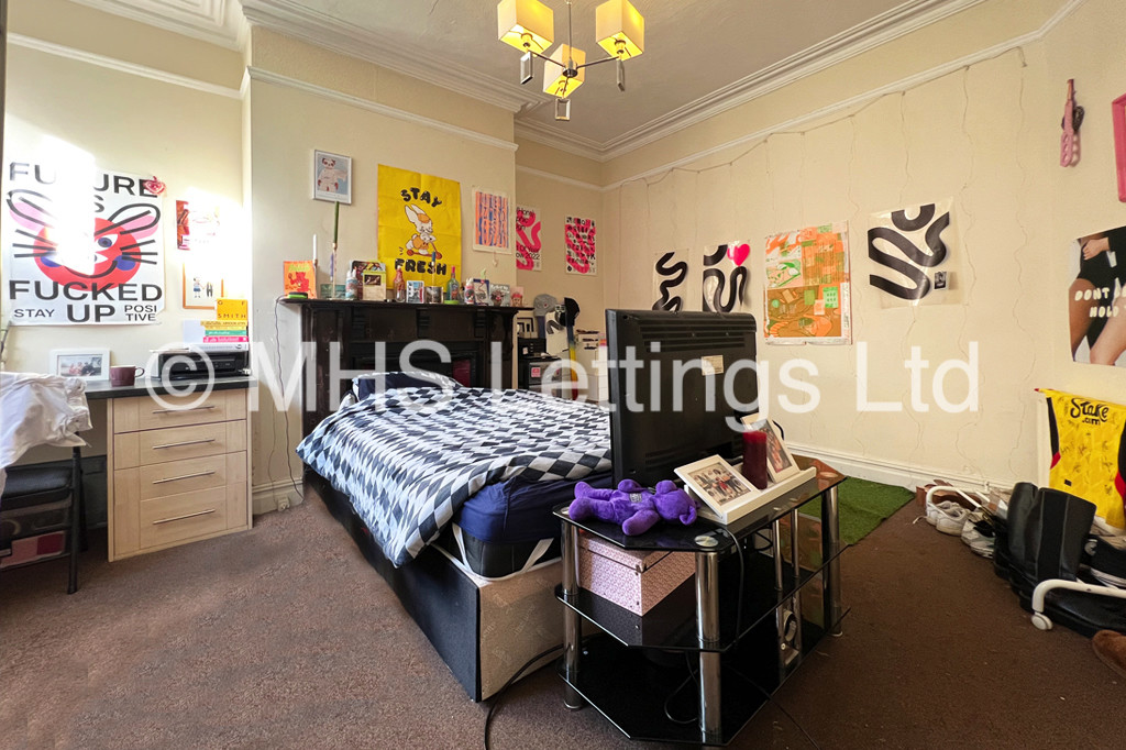 Photo of 6 Bedroom Mid Terraced House in 17 Headingley Mount, Leeds, LS6 3EW