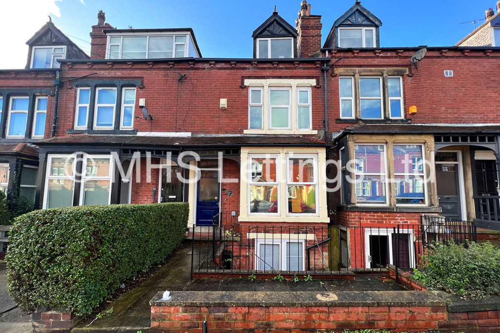 Photo of 6 Bedroom Mid Terraced House in 17 Headingley Mount, Leeds, LS6 3EW