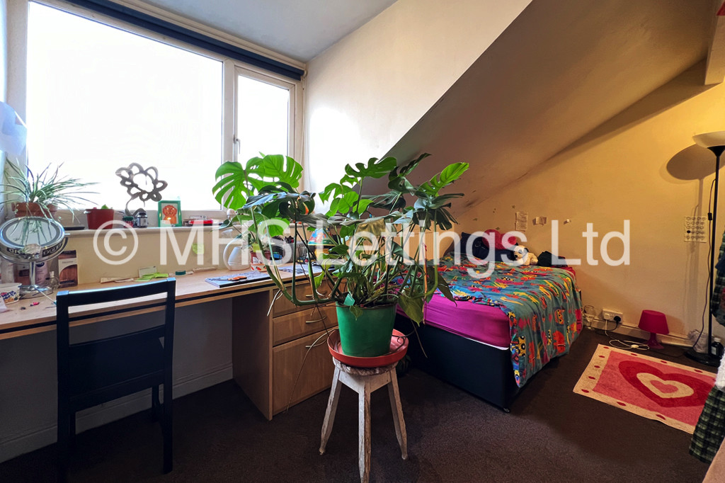 Photo of 6 Bedroom Mid Terraced House in 17 Headingley Mount, Leeds, LS6 3EW
