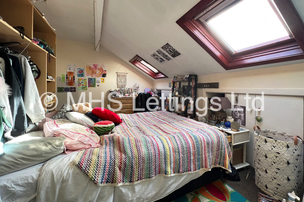 Photo of 6 Bedroom Mid Terraced House in 17 Headingley Mount, Leeds, LS6 3EW