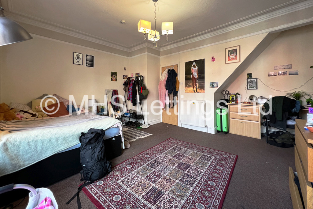 Photo of 6 Bedroom Mid Terraced House in 17 Headingley Mount, Leeds, LS6 3EW