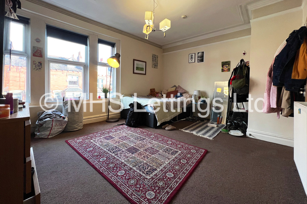 Photo of 6 Bedroom Mid Terraced House in 17 Headingley Mount, Leeds, LS6 3EW