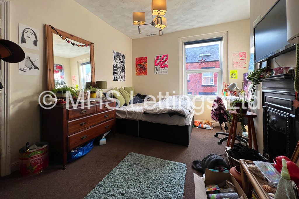 Photo of 6 Bedroom Mid Terraced House in 17 Headingley Mount, Leeds, LS6 3EW