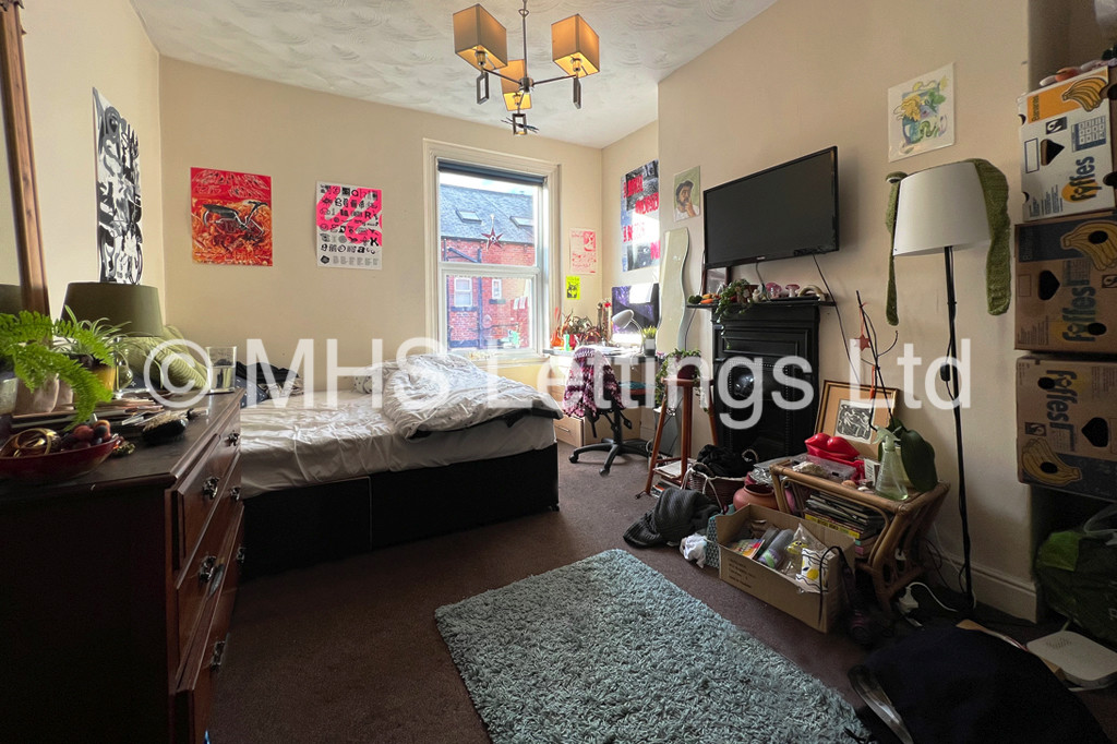 Photo of 6 Bedroom Mid Terraced House in 17 Headingley Mount, Leeds, LS6 3EW