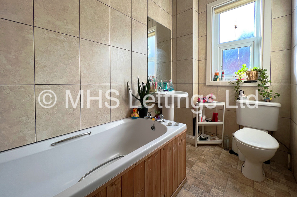 Photo of 6 Bedroom Mid Terraced House in 17 Headingley Mount, Leeds, LS6 3EW