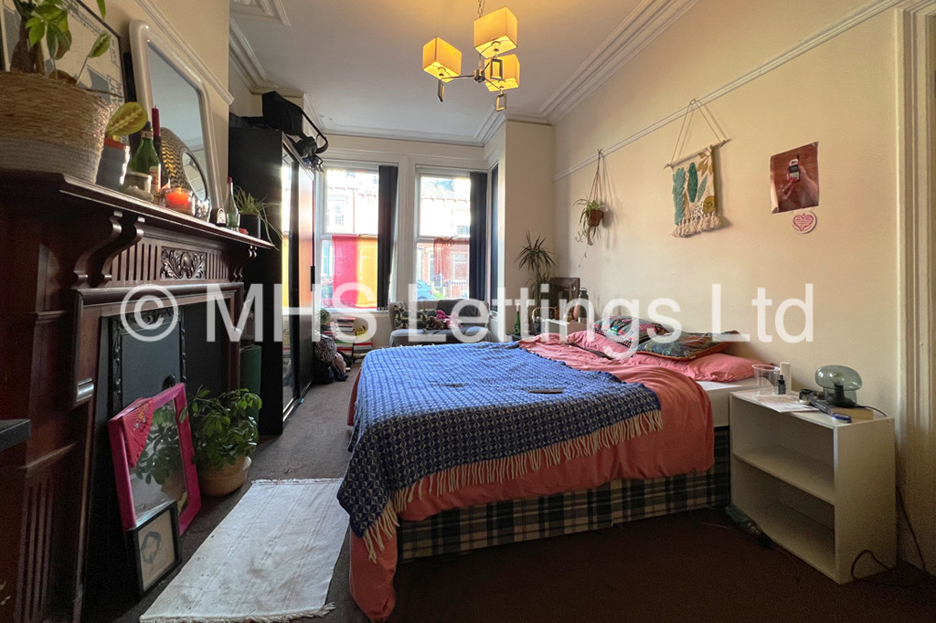 Photo of 6 Bedroom Mid Terraced House in 17 Headingley Mount, Leeds, LS6 3EW