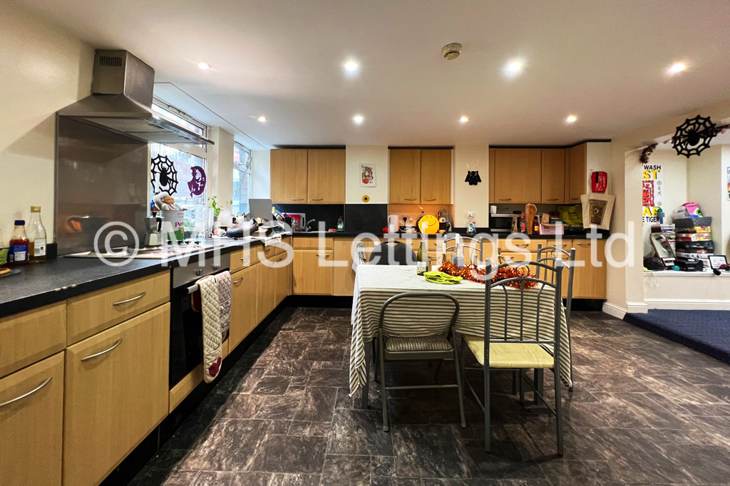 Photo of 6 Bedroom Mid Terraced House in 17 Headingley Mount, Leeds, LS6 3EW