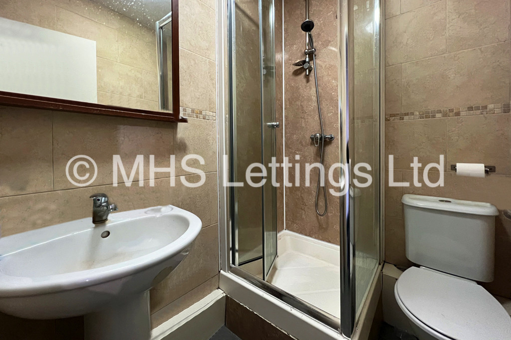 Photo of 5 Bedroom Ground Floor Flat in Flat 6, Welton Road, Leeds, LS6 1EE