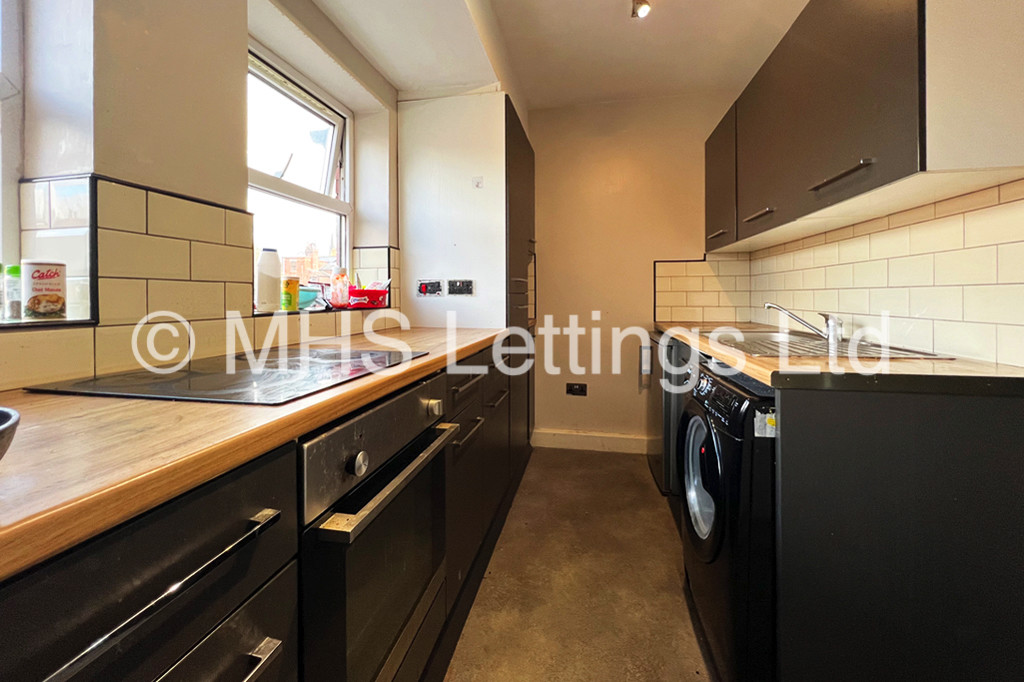 Photo of 5 Bedroom Ground Floor Flat in Flat 6, Welton Road, Leeds, LS6 1EE