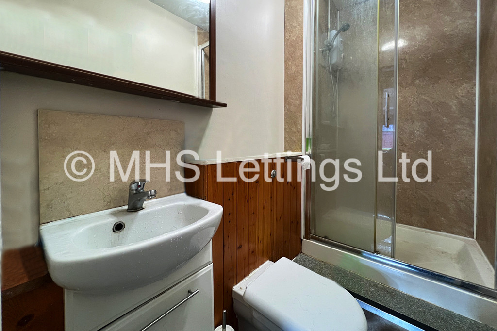 Photo of 5 Bedroom Ground Floor Flat in Flat 6, Welton Road, Leeds, LS6 1EE