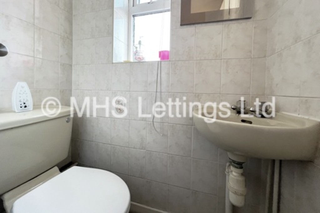 Photo of 5 Bedroom Ground Floor Flat in Flat 17, Welton Road, Leeds, LS6 1EE