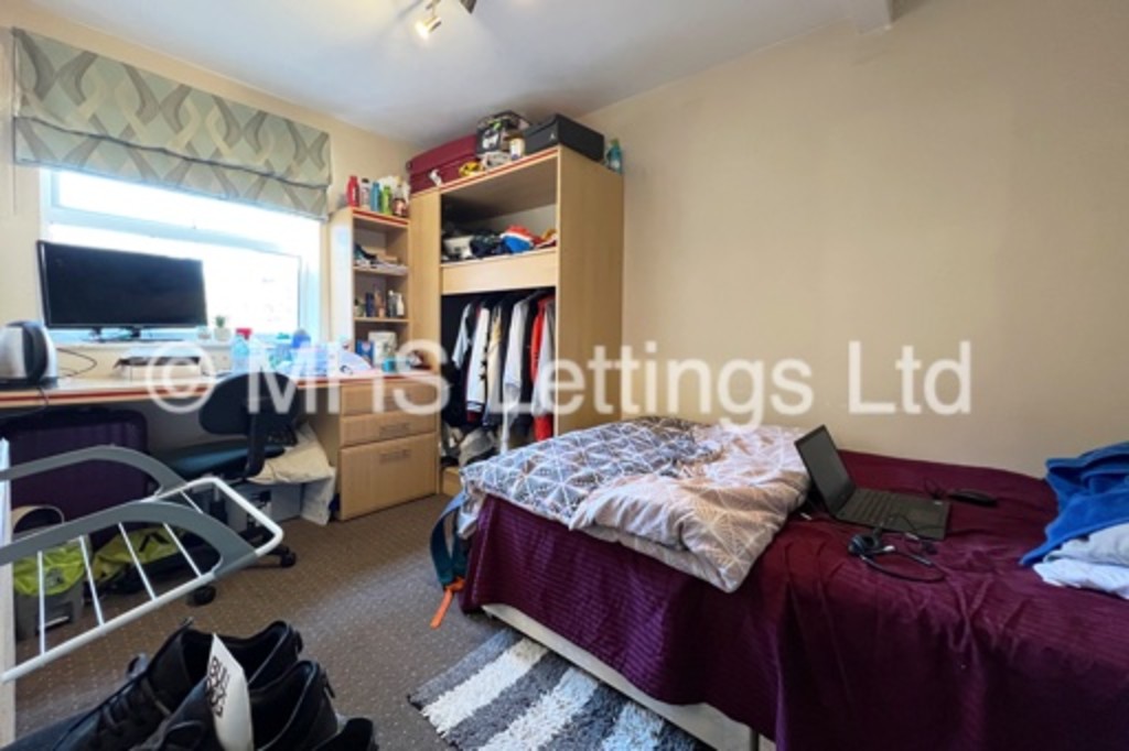 Photo of 5 Bedroom Ground Floor Flat in Flat 17, Welton Road, Leeds, LS6 1EE