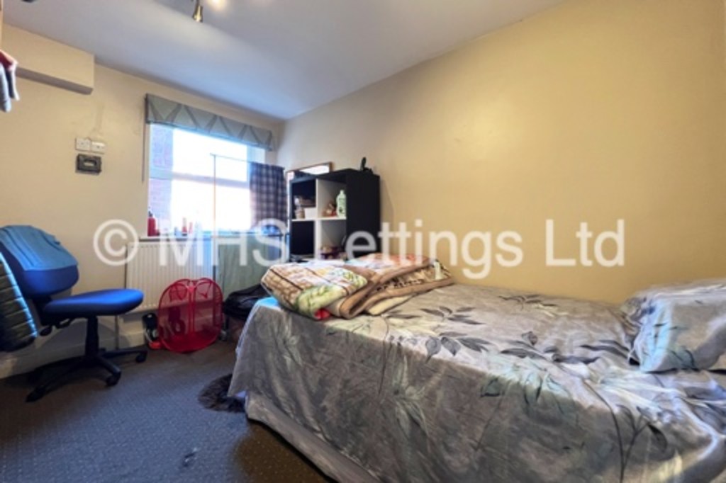 Photo of 5 Bedroom Ground Floor Flat in Flat 17, Welton Road, Leeds, LS6 1EE