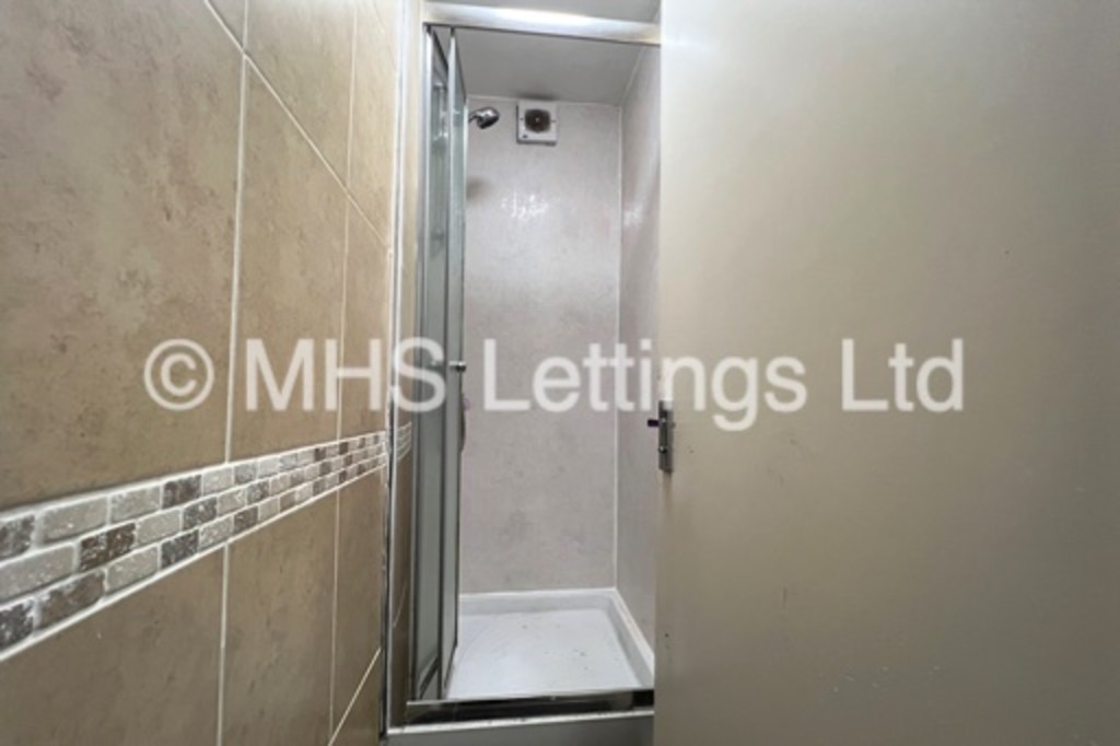 Photo of 5 Bedroom Ground Floor Flat in Flat 17, Welton Road, Leeds, LS6 1EE