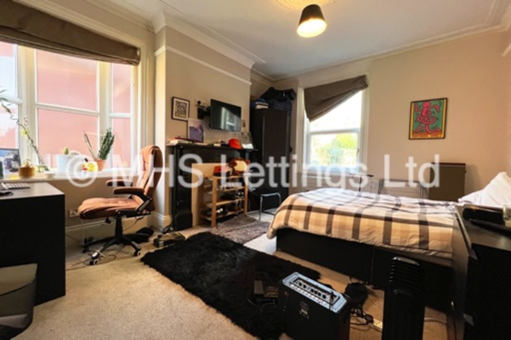 Photo of 5 Bedroom Mid Terraced House in 4 St. Michaels Terrace, Leeds, LS6 3BQ