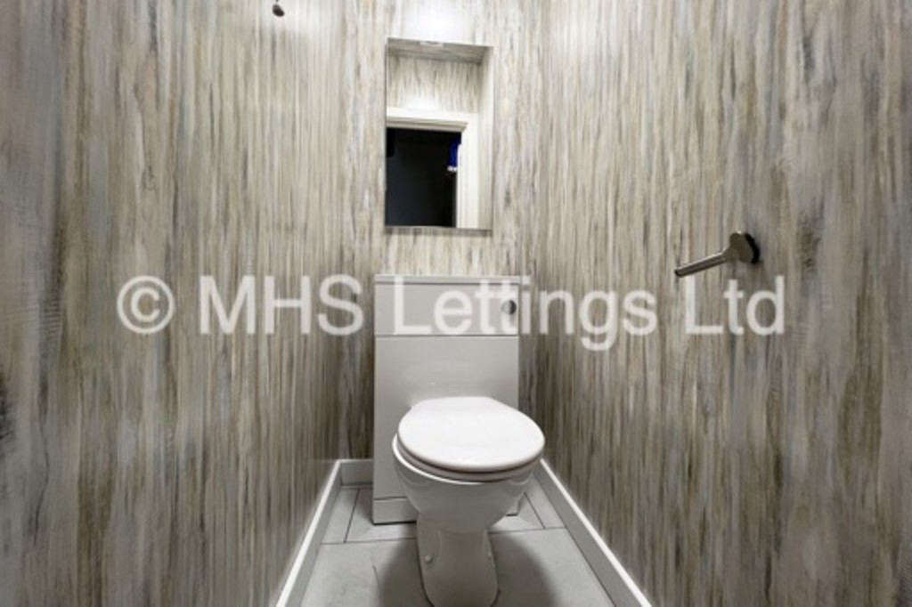 Photo of 5 Bedroom Mid Terraced House in 4 St. Michaels Terrace, Leeds, LS6 3BQ